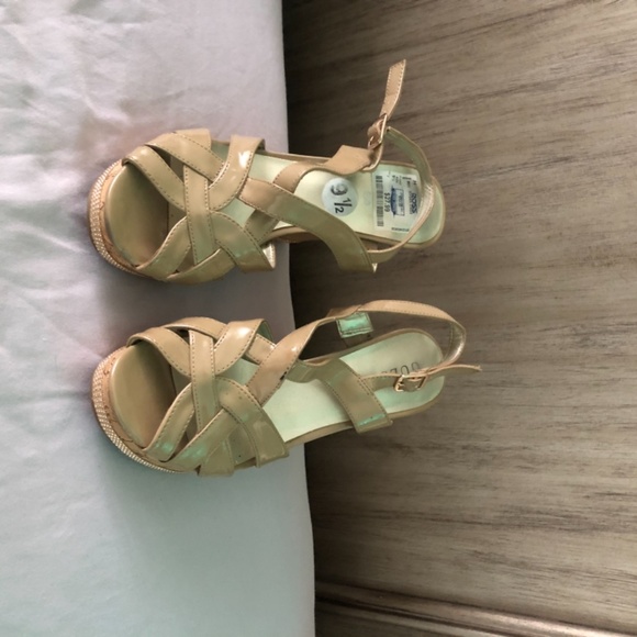 Guess Tan Wedge Sandel - Picture 2 of 3